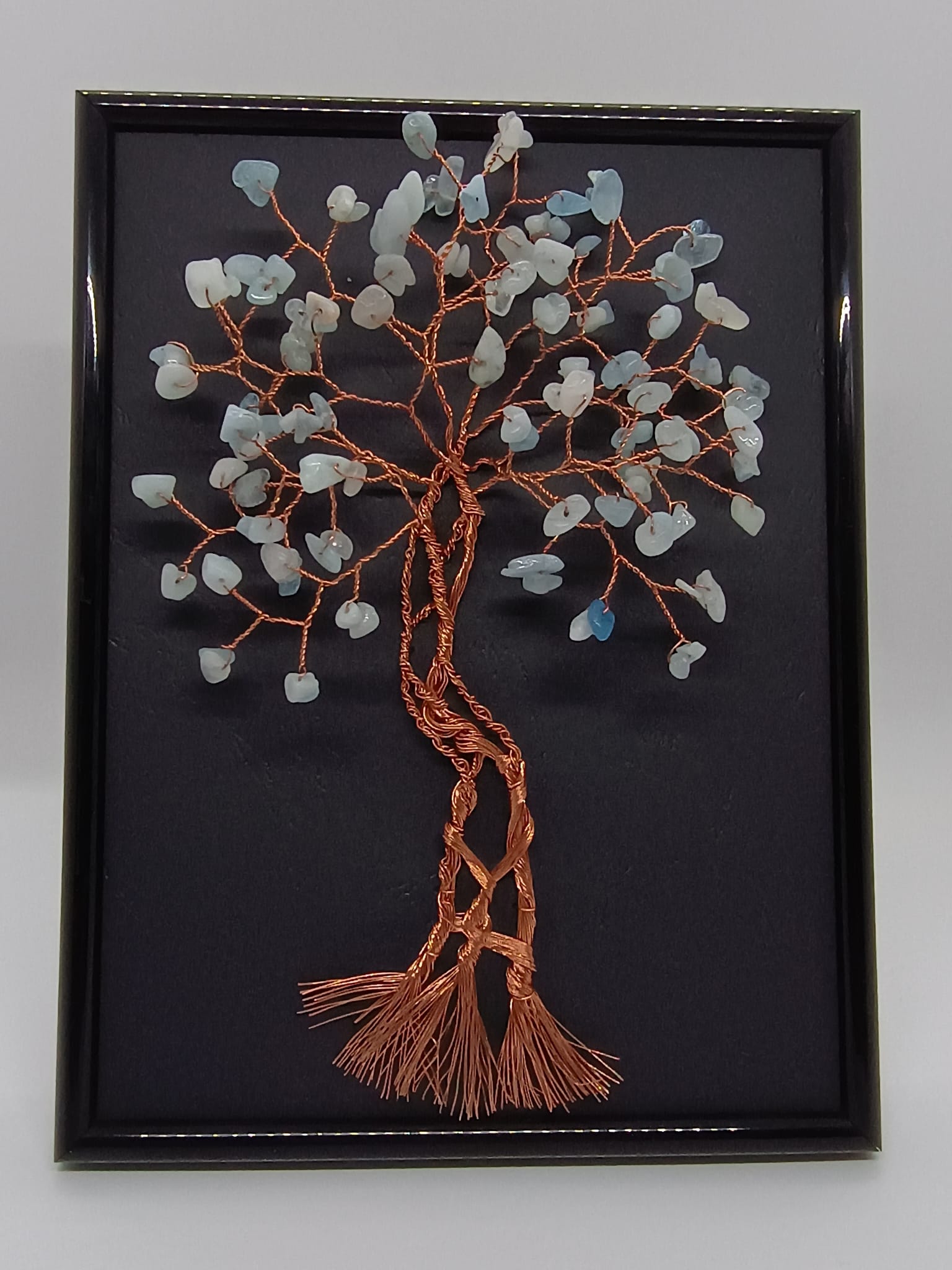 Tablou handmade din sârmă de cupru cu pietre de acvamarin — decor elegant, simbol al comunicării și al relațiilor armonioase