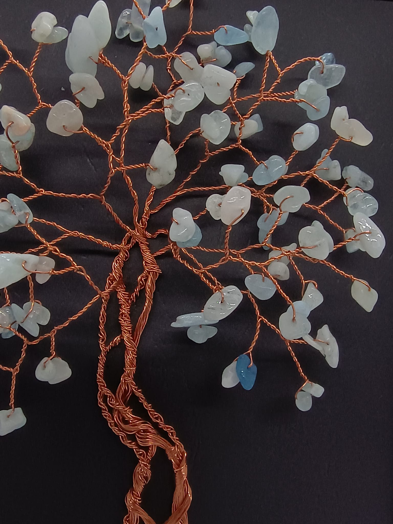 Tablou handmade din sârmă de cupru cu pietre de acvamarin — decor elegant, simbol al comunicării și al relațiilor armonioase