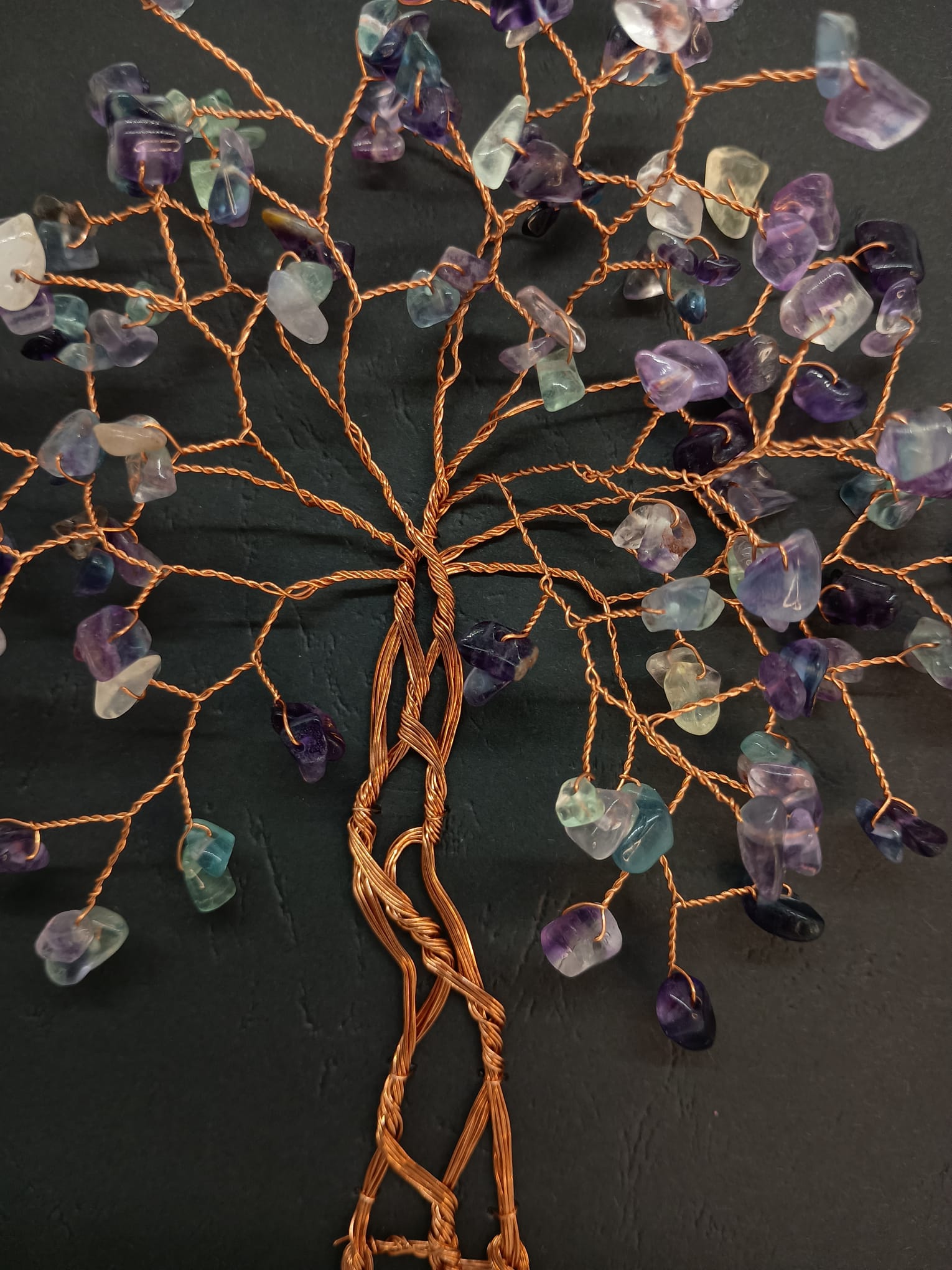 Tablou handmade din sârmă de cupru cu pietre de Fluorit — decor simbolic pentru vindecare emoțională și armonie familială