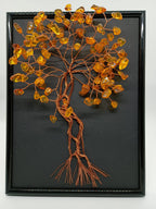 Tablou handmade din sârmă de cupru cu pietre de Chihlimbar (Ambră) — decor natural și simbol al iubirii calde și al energiei solare.