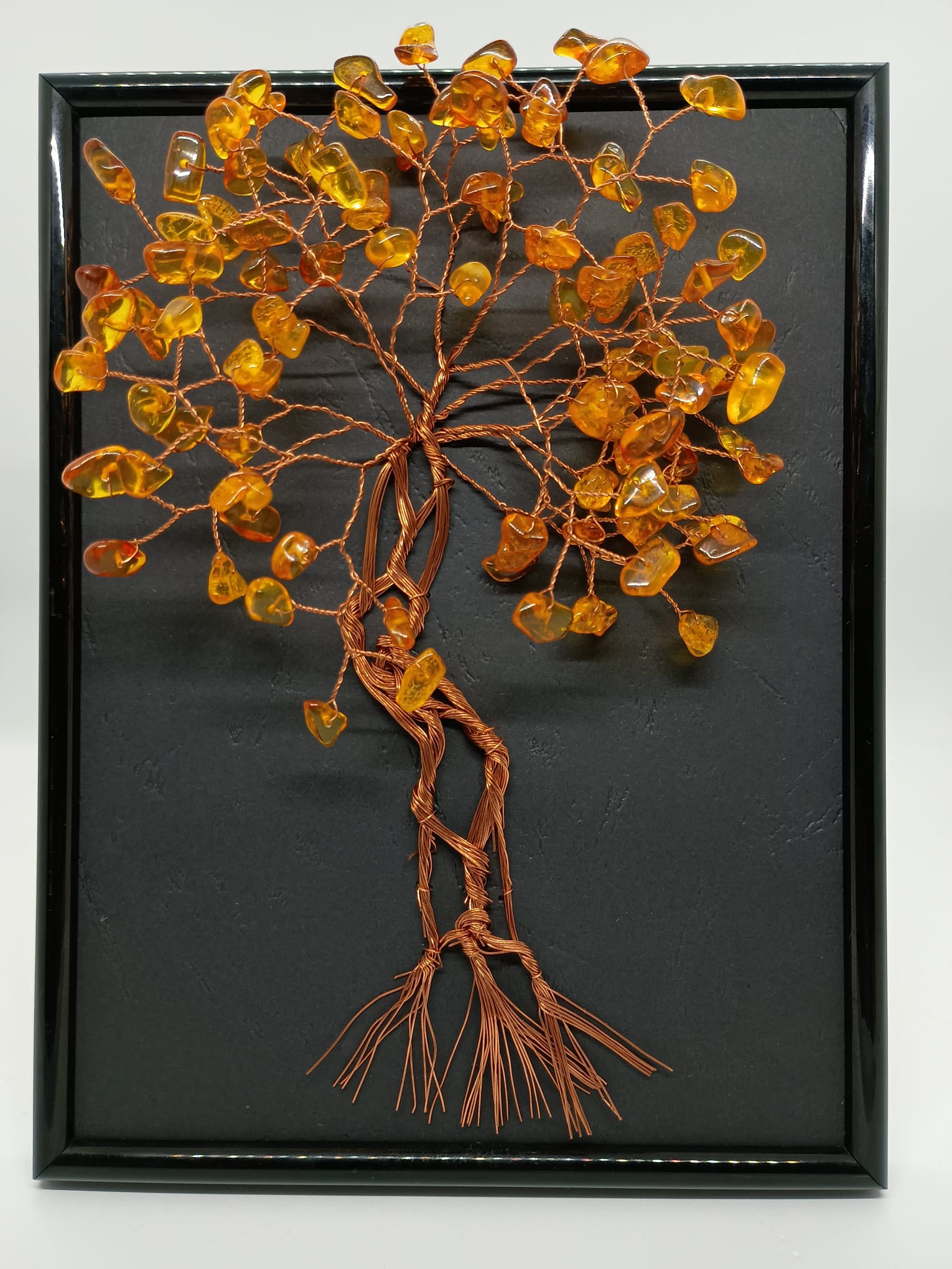 Tablou handmade din sârmă de cupru cu pietre de Chihlimbar (Ambră) — decor natural și simbol al iubirii calde și al energiei solare.