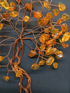 Tablou handmade din sârmă de cupru cu pietre de Chihlimbar (Ambră) — decor natural și simbol al iubirii calde și al energiei solare.