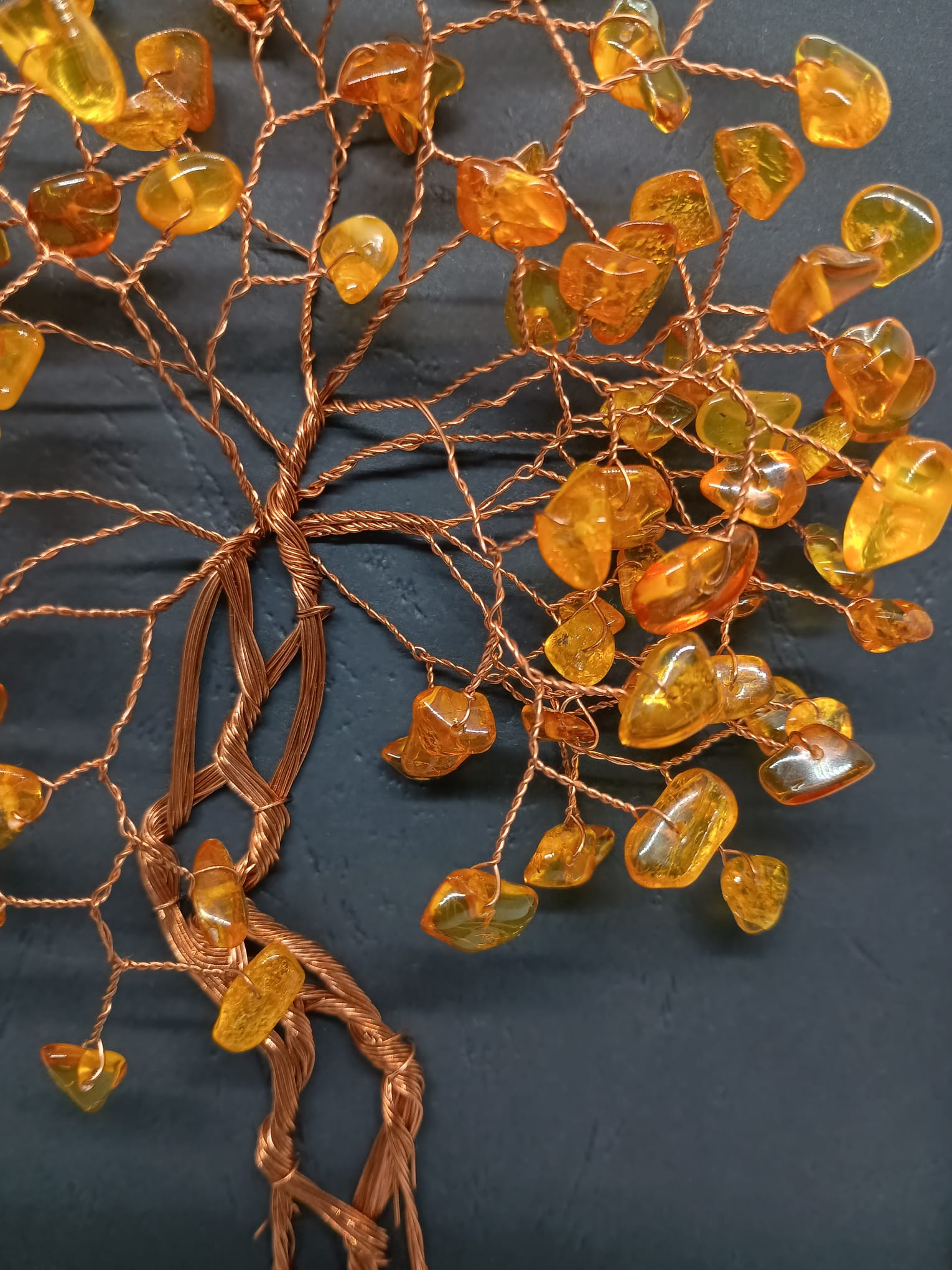 Tablou handmade din sârmă de cupru cu pietre de Chihlimbar (Ambră) — decor natural și simbol al iubirii calde și al energiei solare.