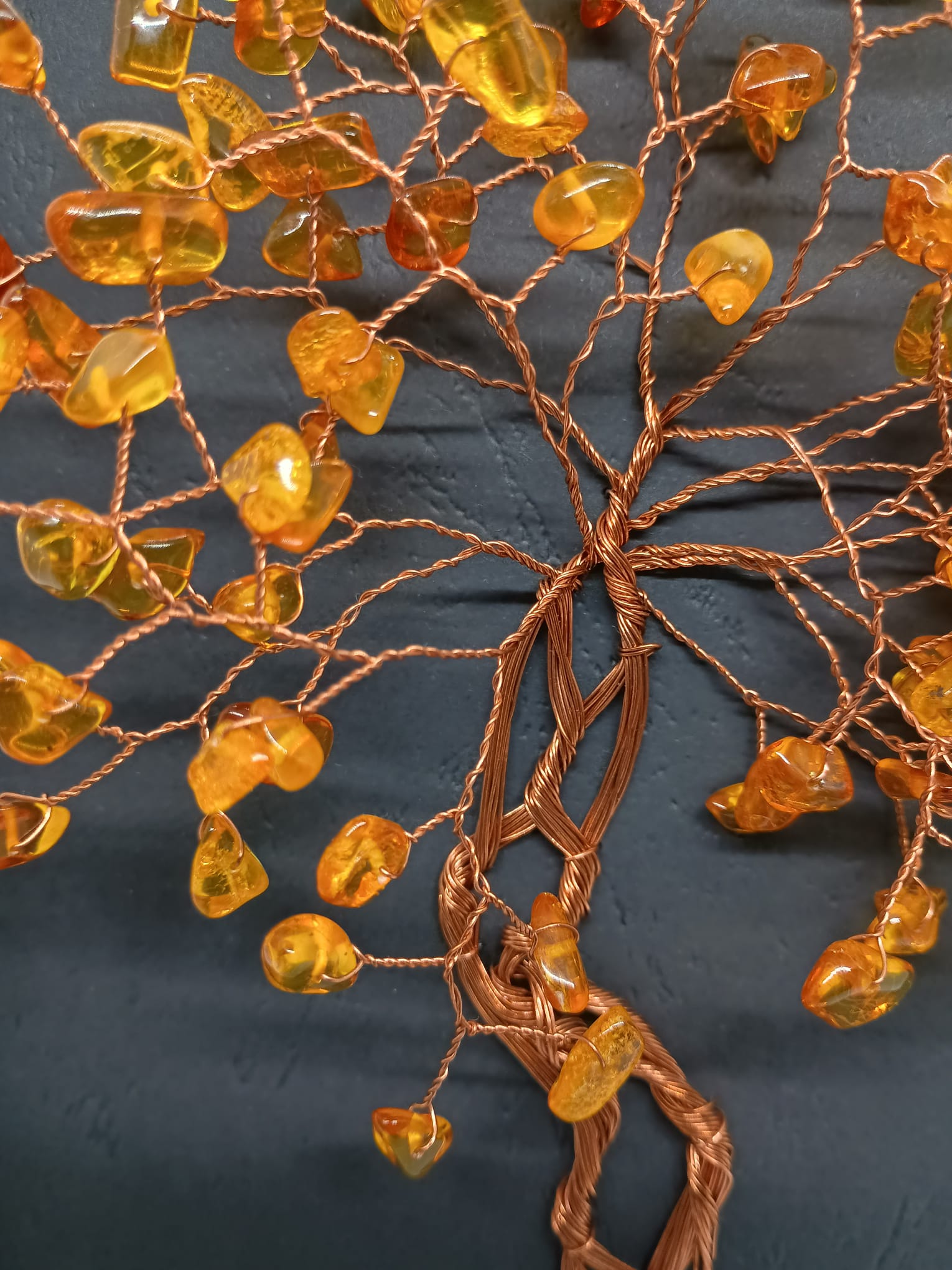 Tablou handmade din sârmă de cupru cu pietre de Chihlimbar (Ambră) — decor natural și simbol al iubirii calde și al energiei solare.