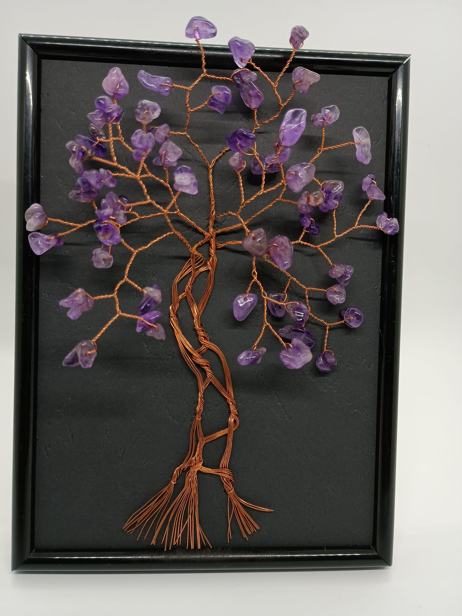 Tablou handmade din sârmă de cupru cu pietre de Ametist — decor elegant și simbol al divinității, protecției și clarității spirituale