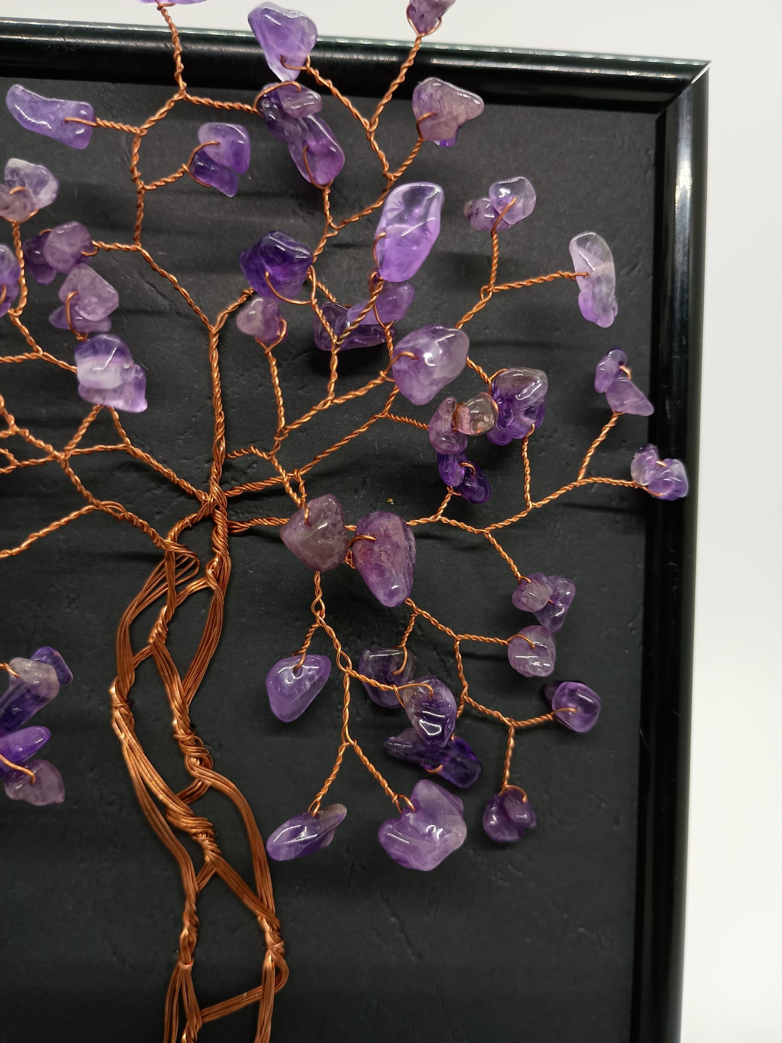 Tablou handmade din sârmă de cupru cu pietre de Ametist — decor elegant și simbol al divinității, protecției și clarității spirituale