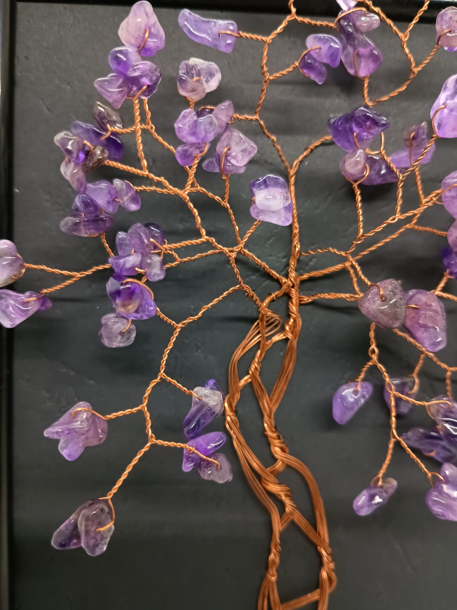 Tablou handmade din sârmă de cupru cu pietre de Ametist — decor elegant și simbol al divinității, protecției și clarității spirituale