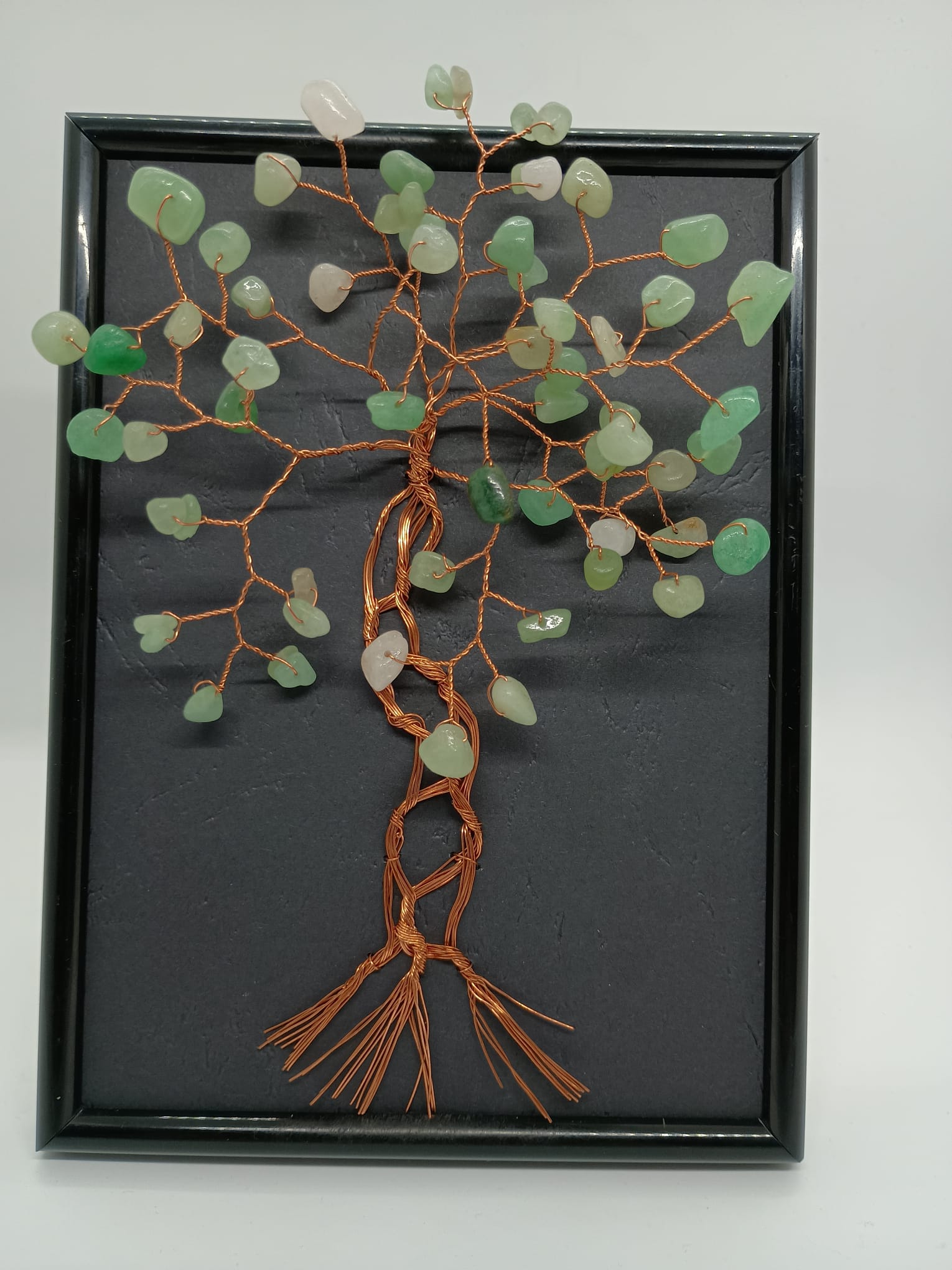 Tablou handmade din sârmă de cupru cu pietre de Aventurin — decor elegant ce aduce noroc, prosperitate și energie pozitivă.