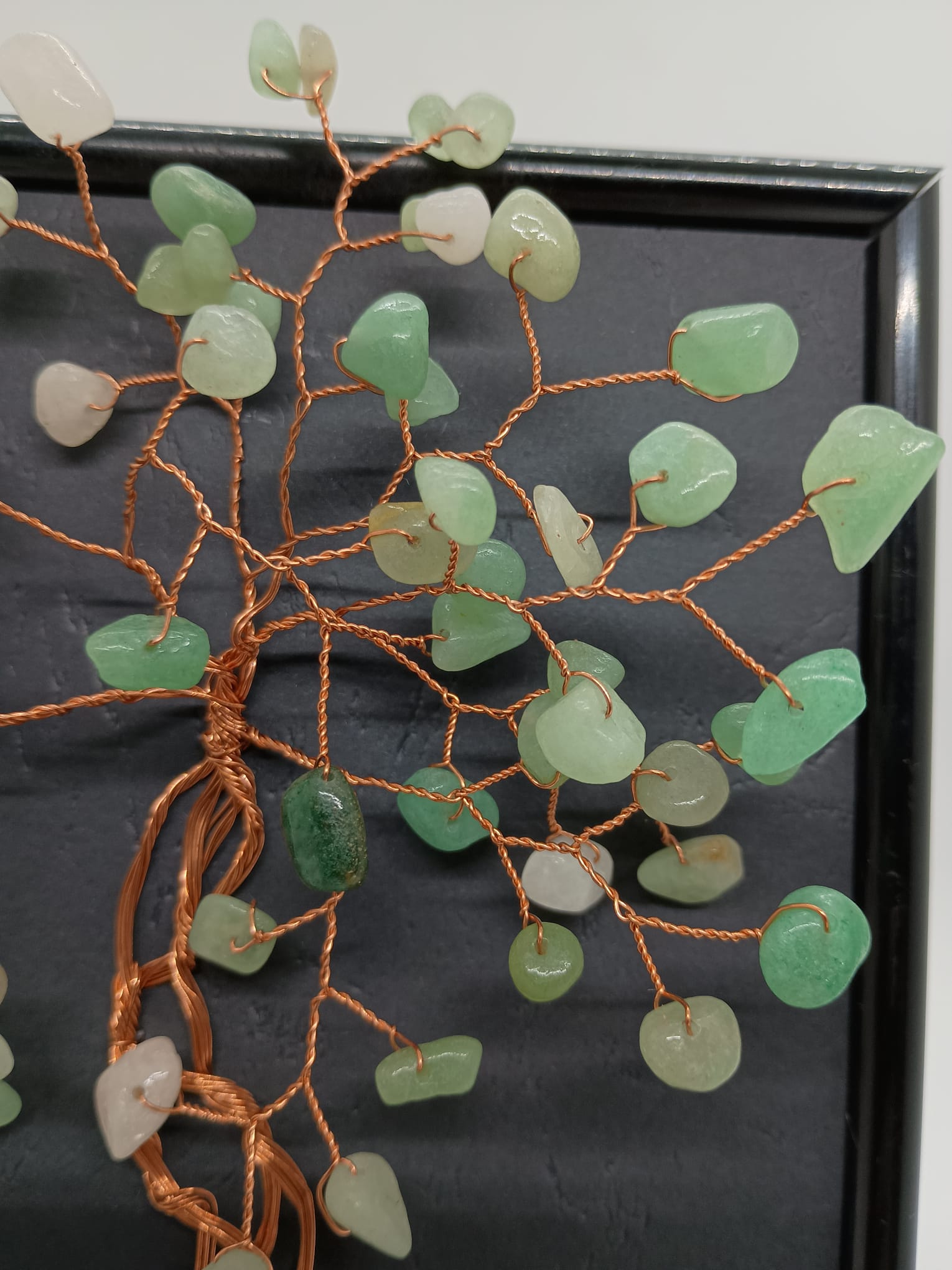 Tablou handmade din sârmă de cupru cu pietre de Aventurin — decor elegant ce aduce noroc, prosperitate și energie pozitivă.