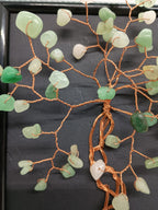 Tablou handmade din sârmă de cupru cu pietre de Aventurin — decor elegant ce aduce noroc, prosperitate și energie pozitivă.