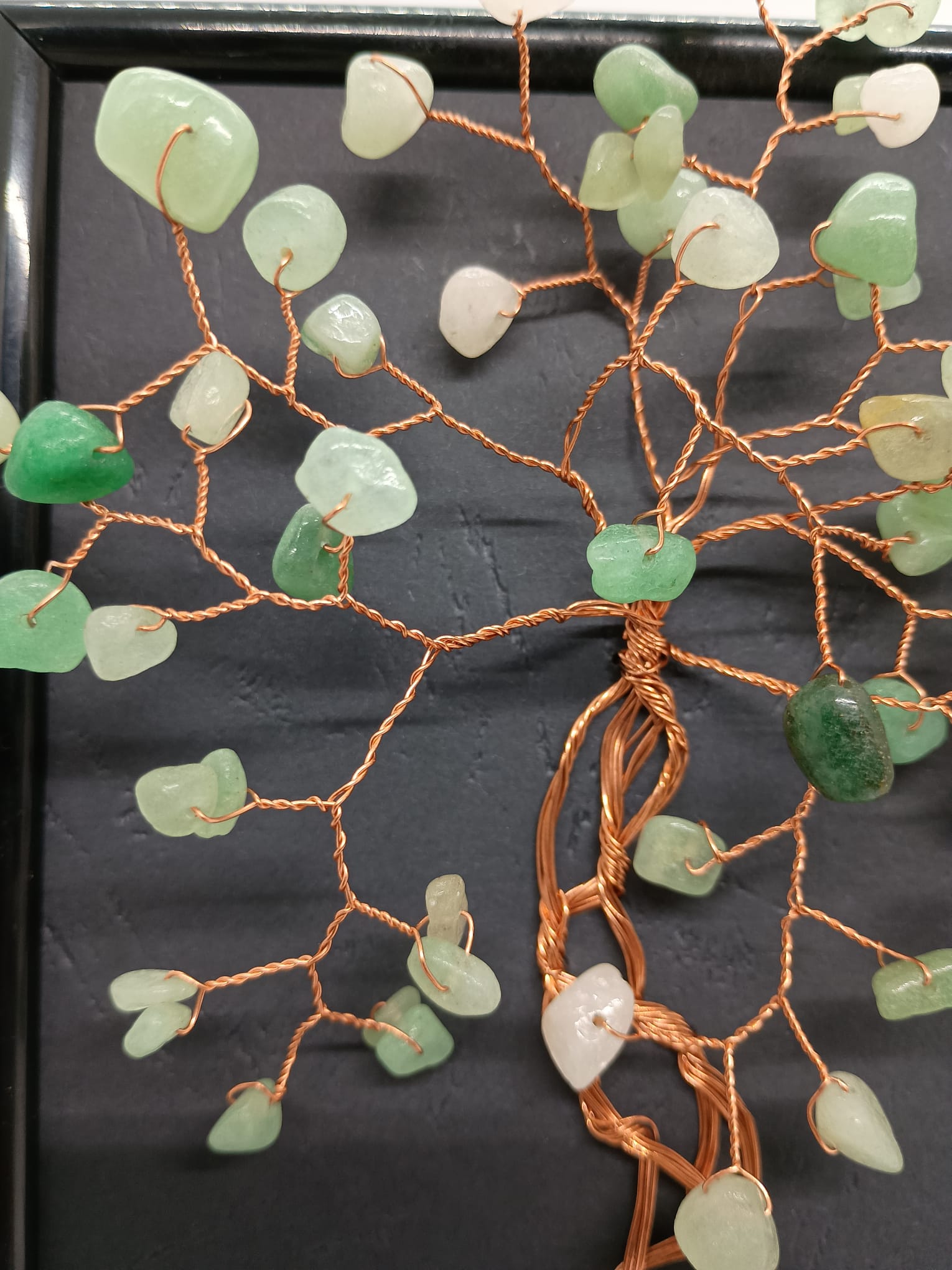 Tablou handmade din sârmă de cupru cu pietre de Aventurin — decor elegant ce aduce noroc, prosperitate și energie pozitivă.