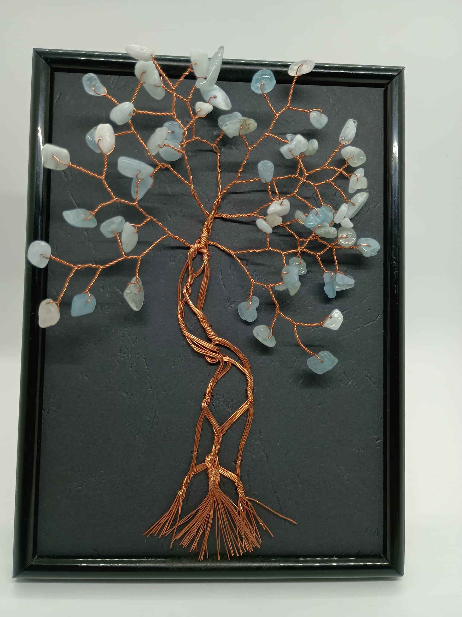 Tablou handmade din sârmă de cupru cu pietre de Acvamarin — decor elegant, simbol al comunicării și al relațiilor armonioase.