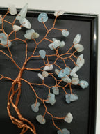 Tablou handmade din sârmă de cupru cu pietre de Acvamarin — decor elegant, simbol al comunicării și al relațiilor armonioase.