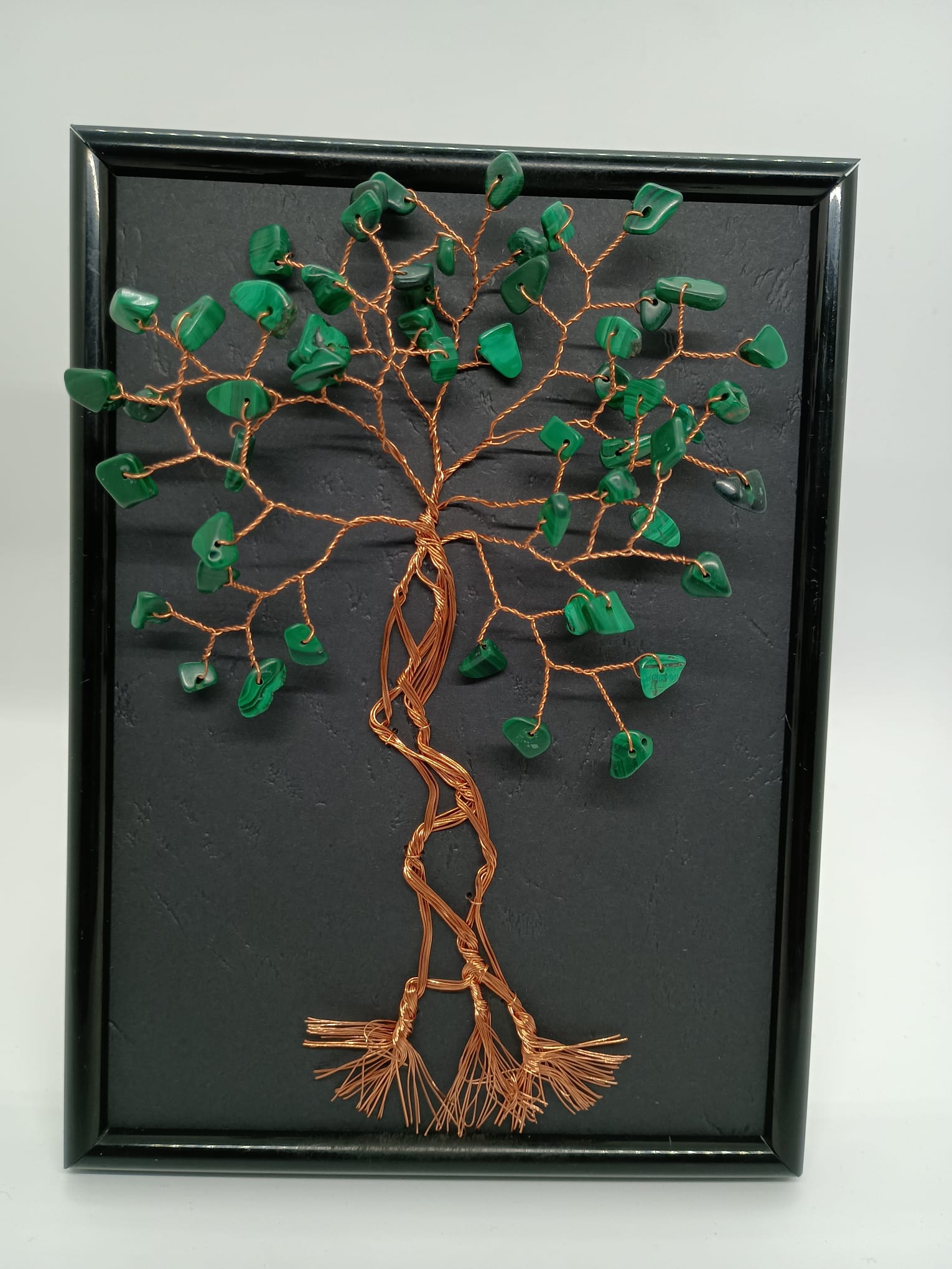 Tablou handmade din sârmă de cupru cu pietre de Malachit — decor elegant și simbol al protecției energetice și al transformării personale