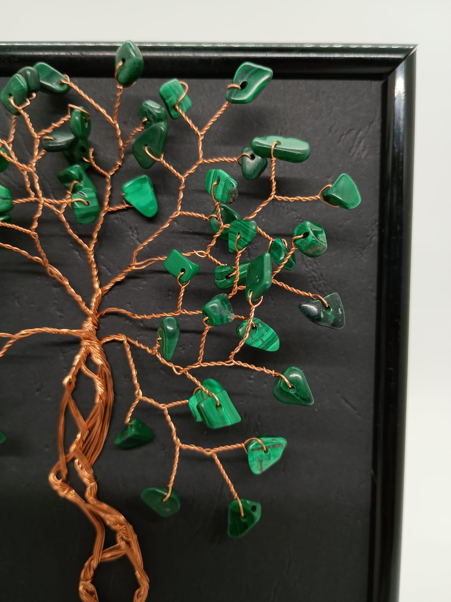 Tablou handmade din sârmă de cupru cu pietre de Malachit — decor elegant și simbol al protecției energetice și al transformării personale