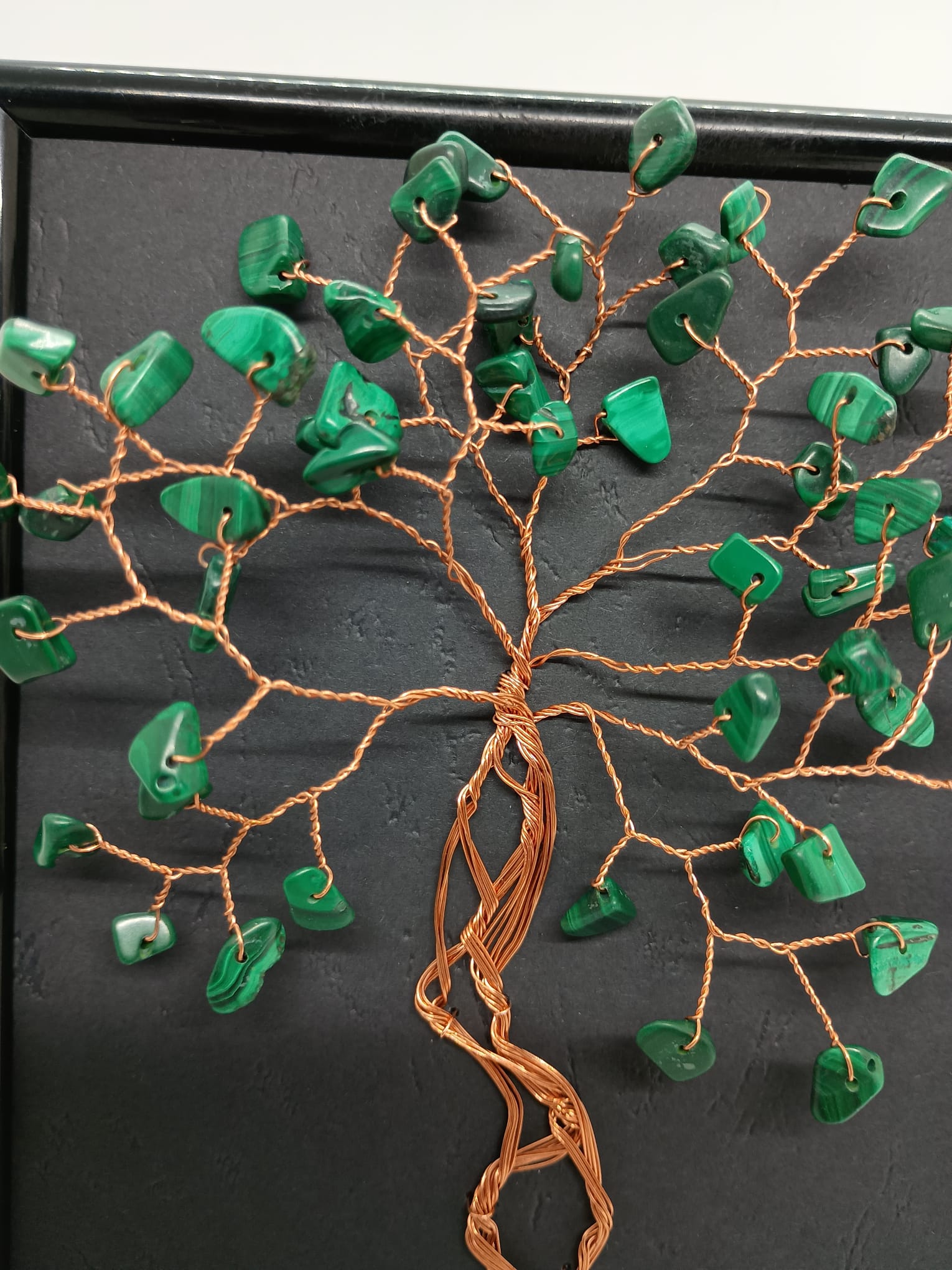 Tablou handmade din sârmă de cupru cu pietre de Malachit — decor elegant și simbol al protecției energetice și al transformării personale