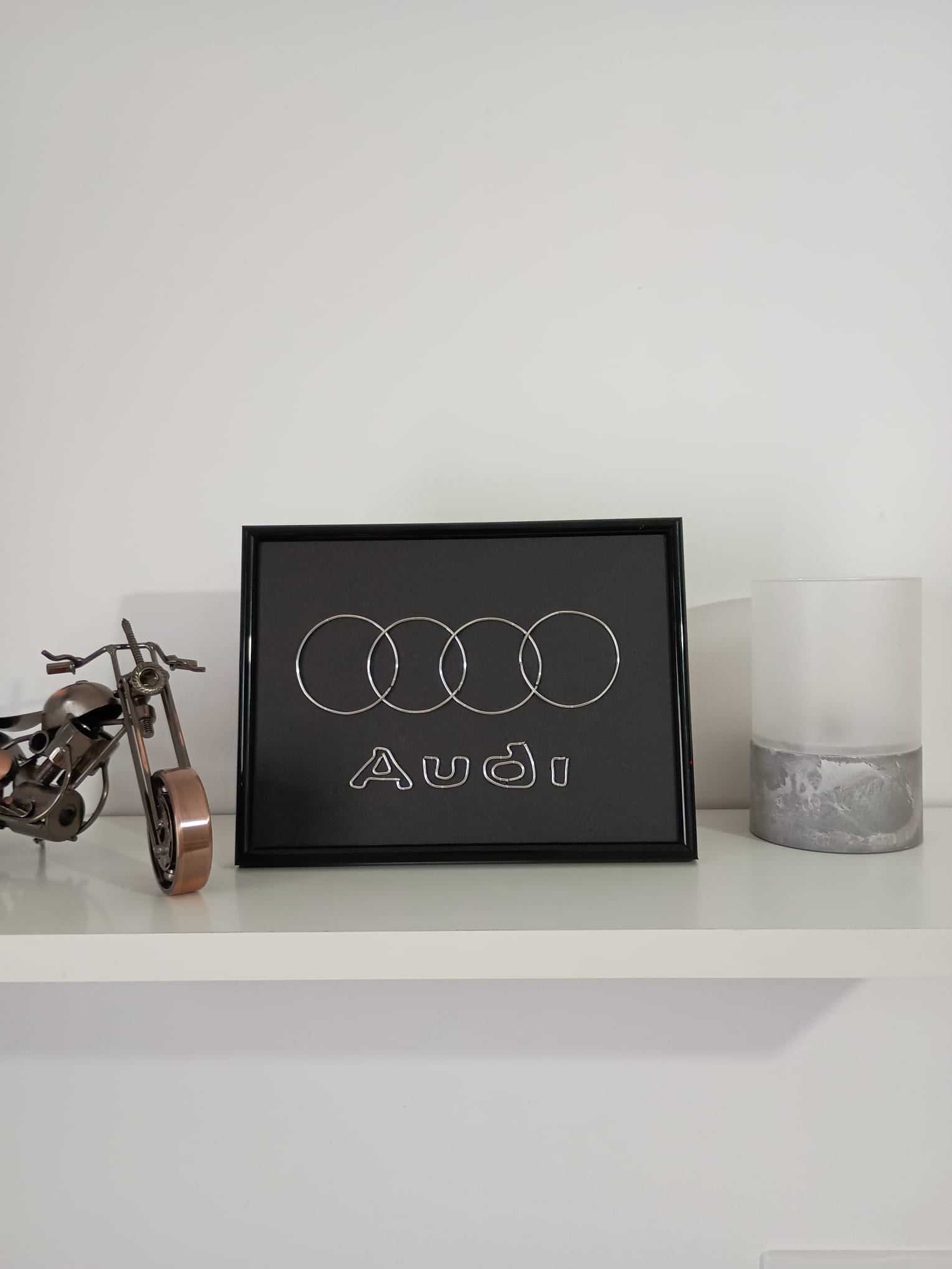 Tablou decorativ – Sigla masina